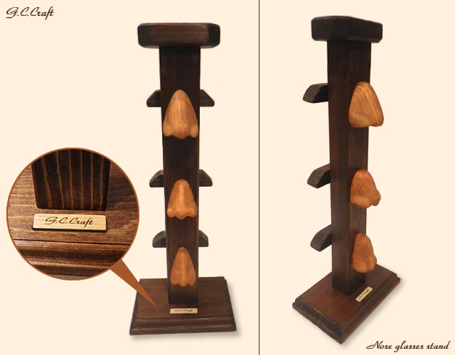 鼻メガネスタンドには木製ロゴプレートが付属します。
